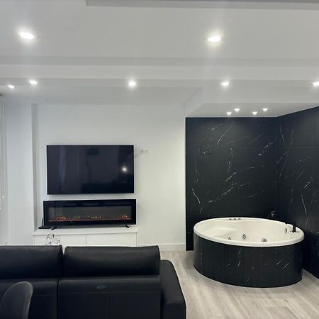 Black And White Suite Cervantes กาสโตร-อูร์เดียเลส ภายนอก รูปภาพ